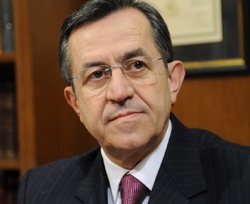 Ο Νίκος Νικολόπουλος κατά του Κυριάκου Μητσοτάκη για τους τρανσέξουαλ