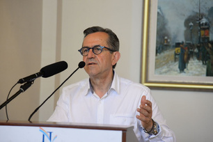 Έβγαλαν τον Σταυρό και βάζουν Ισλαμική μαντίλα στις νέες ταυτότητες!