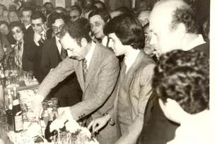 Το πρόβατο που δεν το έφαγε ο λύκος: Σπάνιο φωτογραφικό υλικό για τον Κωστή Στεφανόπουλο