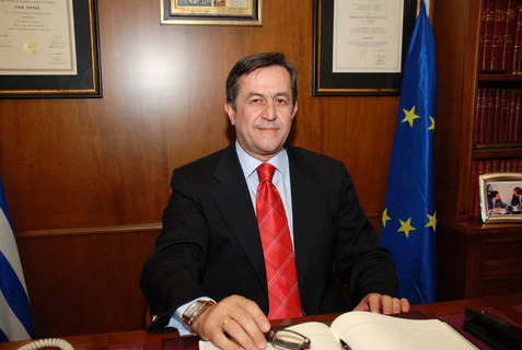 Η πολιτική οφείλει να εκπέμπει στον απλό πολίτη 
