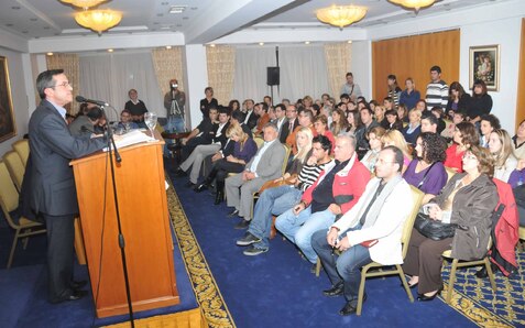 Η συγκέντρωση με τον Βουλευτής Αχαΐας Νίκο Νικολόπουλο με τις νέες και τους νέους που απειλούνται να διακοπούν οι κάθε μορφής συμβάσεις εργασίας που έχουν καθώς και η διακοπή των  (stage)και οι αποφάσεις που πάρθηκαν   