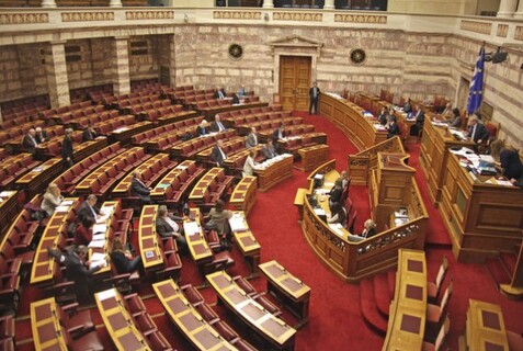Η συζήτηση στη Βουλή, το μυαλό στο... Παρίσι