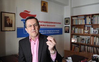 Του ΝΙΚΟΥ ΝΙΚΟΛΟΠΟΥΛΟΥ Προέδρου Χριστιανοδημοκρατικού Κόμματος  O εκμαυλισμός της κοινωνίας στο σπίτι μας: Στις ΗΠΑ, σίριαλ θα παρουσιάζουν οικογένειες που οι γιοι τους γίνονται «μανούλες»!