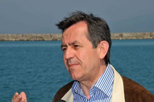 Με αφορμή τις επαφές του δημάρχου της Πάτρας, κ. Ι. Δημαρά και εκπροσώπων του δημοτικού συμβουλίου με κυβερνητικούς φορείς στην Αθήνα για την παραχώρηση τμήματος του θαλασσίου μετώπου στην πόλη, ο βουλευτής Αχαΐας της Ν.Δ. Νίκος Ι. Νικολόπουλος, δήλωσε:
