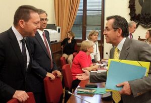 Ο Νικολόπουλος εξαναγκάζει τον Στουρνάρα να «δώσει στυγνά» τους «διαπλεκόμενους νταβατζήδες»!