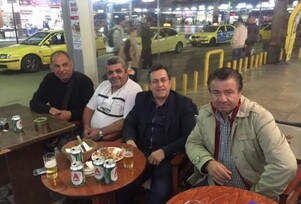 ΠΑΤΡΑ: Παρέα με τους φίλους του στον σταθμό ΚΤΕΛ