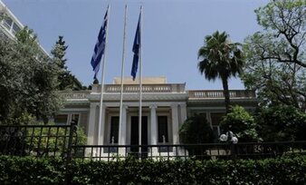 Προχωράμε κανονικά, λέει η κυβέρνηση για τον εκλογικό νόμο