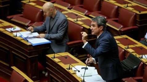 Καβγάς «συντρόφων» στη Βουλή, λογομάχησαν Λοβέρδος – Κρεμαστινός