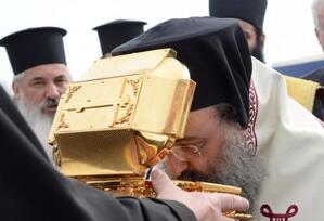 Πάτρα: Πλήθος κόσμου σπεύδει να προσκυνήσει το ιερό λείψανο του Αγ. Λουκά του Ιατρού -ΔΕΙΤΕ το ΒΙΝΤΕΟ της υποδοχής