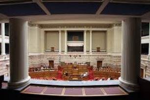 Αντιπαράθεση για προϋπολογισμό και πολιτικό χρήμα