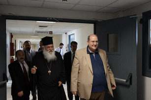 Δεν αγγίζει ο Φίλης (ακόμα) την προσευχή!
