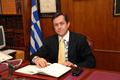 Ν. Νικολόπουλος στο γρραφείο του