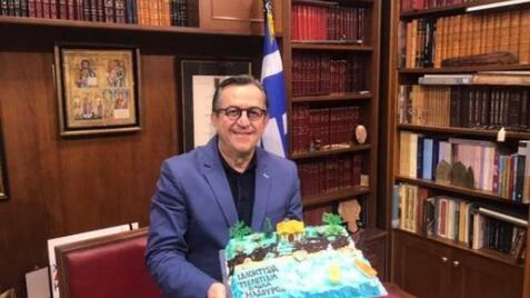 Χάρισαν στον Νικολόπουλο τούρτα... με το σπίτι του Πελετίδη!