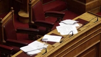 Βουλευτής δηλώνει «αδιάβαστος» και αρνείται να ψηφίσει το πολυνομοσχέδιο