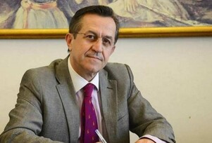 Το γήρας και τα… τρία τρυγόνια… «Τζάμπα» διαφήμιση για τον Νίκο Νικολόπουλο