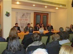 Παρουσίαση βιβλίου με προεκλογικό άρωμα – Κατάμεστη η αίθουσα για τον Κ. Μαρκέτο