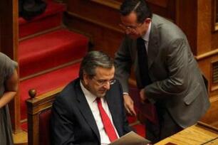 Η στιγμή που ο Νικολόπουλος δίνει τον φάκελο στον Σαμαρά 