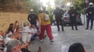 ΝΙΚΟΣ ΝΙΚΟΛΟΠΟΥΛΟΣ ΓΙΑ ΤΙΣ ΠΡΟΣΑΓΩΓΕΣ ΥΓΕΙΟΝΟΜΙΚΩΝ  Οι άσπρες ρόμπες και οι …πολιτικές «ρόμπες»
