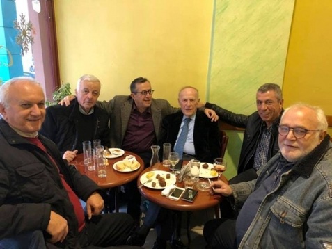 Ευχές, ειδήσεις και παραπολιτικά