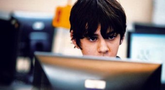 Ένας στους πέντε έφηβους κάνει υπερβολική χρήση του Διαδικτύου