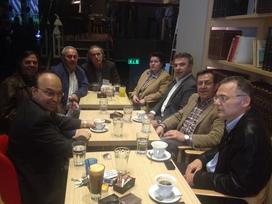 Στη Θεσσαλονίκη πίνει καφέ… αρχηγός κόμματος (φωτό)