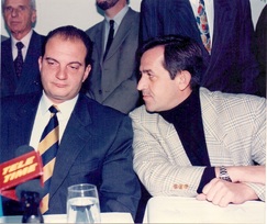 Ο σιωπηλός Καραμανλής αποτελεί την ελπίδα & τη χρυσή εφεδρεία.Η παρατεταμένη σιωπή του τρομάζει