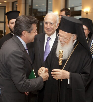 Με σφιχτοδεμένα τα χέρια τους!!!