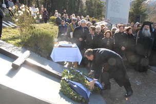 Ο Βουλευτής Αχαίας καταθέτει στεφάνι κατά την διάρκεια των εκδηλώσεων μνήμης στα Καλάβρυτα Κυριακή 13 Δεκεμρβίου 2009, εκπορσωπώντας την Νέα Δημοκρατία και τον πρόεδρο κ. Αντώνη Σαμαρά