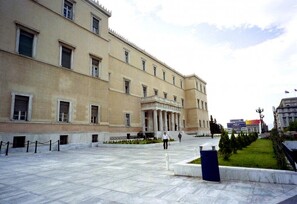 ΣΥΡΙΖΑ, ΑΝΕΛ και Χρυσή Αυγή κατέθεσαν πρόταση για δημοψήφισμα