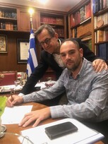 Ο αυτοκινητιστής τρίτης γενιάς Γ. Τσιντώνης στο πλευρό του Ν. Νικολόπουλου