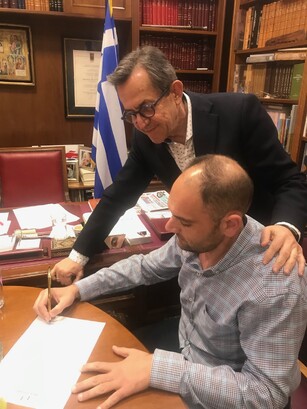 Ο αυτοκινητιστής τρίτης γενιάς Γ. Τσιντώνης στο πλευρό του Ν. Νικολόπουλου
