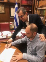 Ο αυτοκινητιστής τρίτης γενιάς Γ. Τσιντώνης στο πλευρό του Ν. Νικολόπουλου