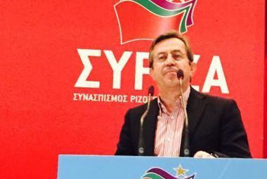 Ο Νίκος Νικολόπουλος μιλά με ... φόντο τον ΣΥΡΙΖΑ-ΦΩΤΟ