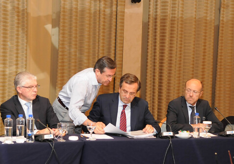 Συνεχίστηκαν έως αργά το βράδυ οι επαφές του Αντώνη Σαμαρά και του επιτελείου του με μικρομεσαίους επιχειρηματίες, επαγγελματίες, εργαζομένους και απασχολούμενους στον ιδιωτικό τομέα .