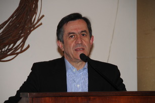 <<Tα ''χτυπήματα'' της βαριοπούλας φέρνουν την φασιστοκρατία των ελάχιστων μειοψηφίων . Την Τετάρτη ''γεννιέται'' κίνηση πολιτών για τον σεβασμό των ατομικών και πολιτικών ελευθεριών>>