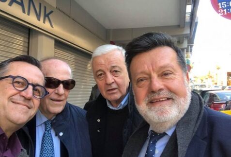 ΠΑΤΡΑ: Για ουζάκι με συγγενείς και φίλους ο Νίκος Νικολόπουλος