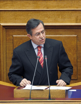 Οι Υπεύθυνοι των Τομέων Εθνικής Άμυνας και Εργασίας & Κοινωνικής Ασφάλισης της Νέας Δημοκρατίας, Βουλευτής Δράμας, κ. Μαργαρίτης Τζίμας και ο Βουλευτής Αχαΐας, κ. Νικόλαος Νικολόπουλος, με αφορμή τις ανακοινώσεις κύκλων του Υπουργείου Εργασίας για τη μεταφορά και τις συγχωνεύσεις των Ασφαλιστικών και Μετοχικών Ταμείων των Ενόπλων Δυνάμεων, προέβησαν στην ακόλουθη δήλωση: