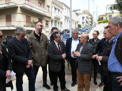 Όλα πάνε στραβά, στην Κανακάρη, ένα δρόμο που ονειρευόταν η πόλη & που στο τέλος του έβγαλε τα μάτια...