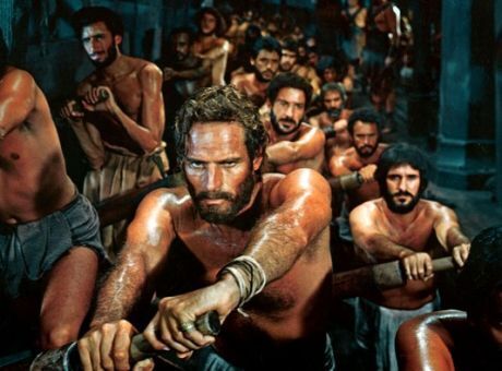 Σε συνθήκες «ΓΑΛΕΡΑΣ» εργαζόμενοι στο Δήμο Πατρέων.