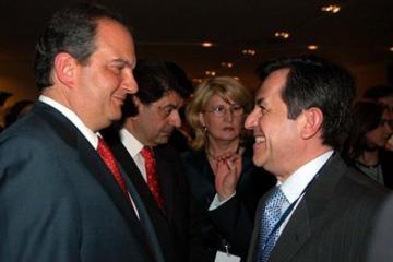Ο Καραμανλής «κέρασε» τον Νικολόπουλο για την γιορτή του