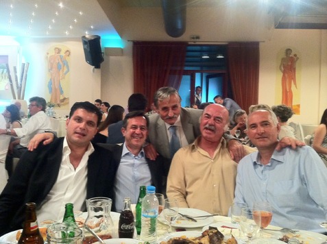 Όλοι μία παρέα, μία αγκαλιά.