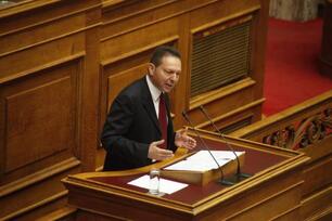 Πυρά κατά Στουρνάρα από ανεξάρτητους βουλευτές