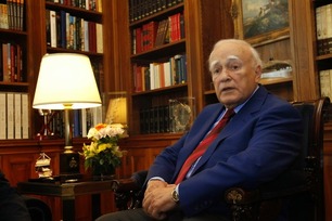 Σάλος για την παράταση της θητείας του Παπούλια λόγω..... πολέμου!