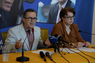 O Νικολόπουλος κοντά στον απλό λαό της Αθήνας και η Μάχη Σιώρου στην πρώτη γραμμή της μάχης!