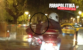 Ο Νίκος Νικολόπουλος με...παπί στο κέντρο της Αθήνας! (ΦΩΤΟ)