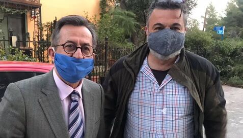 Αχάραγα αυτοκίνητα της ασφάλειας έξω από το σπίτι του Γ. Τράγκα