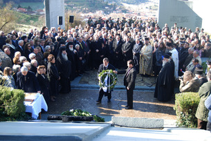 Αντ ’ αυτού κατέθεσε στεφάνι …