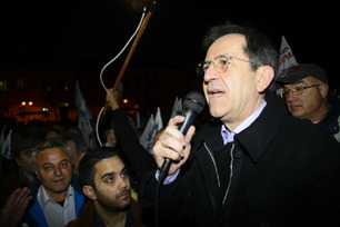 To ειδαμε κι αυτο ....η συγκεντρωση του κοντου ταρακουνησε ολα τα κομματα!!!!